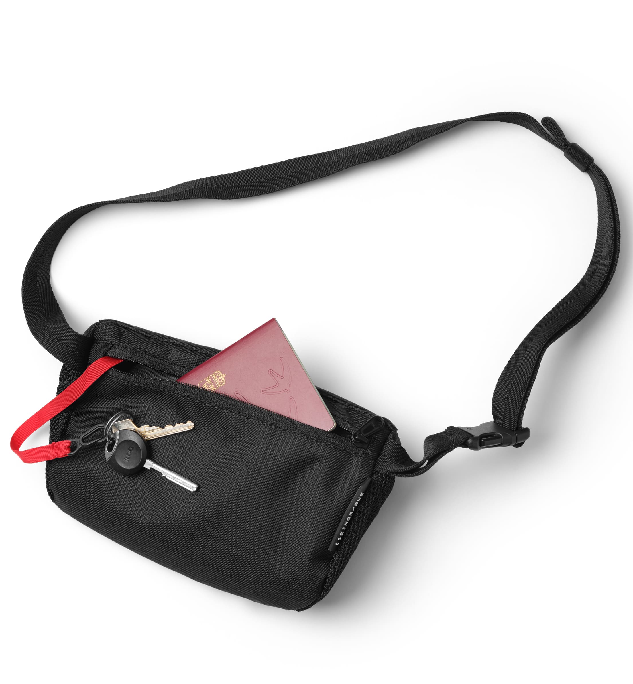 旅行やスポーツに最適なDbのボディバッグ、Hauler Sling Bag 3L。アクティブに動ける3L容量のスリングバッグ正面イメージ画像。色はBlack Out