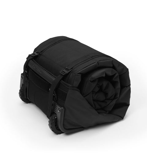 Db スノー ローラー プロ 127L。スキーやスノーボード旅行に最適な、キャスター付き大容量トラベルバッグの使用シーン。使わない時は丸めて収納可能
