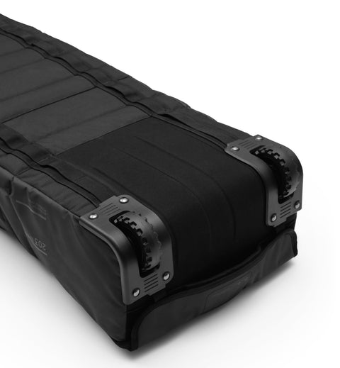 Dbの大容量トラベルバッグ「スノー ローラー プロ 127L」メイン画像。スキーやスノーボードの持ち運びに便利な、長さ調節可能なキャスター付きケース。
