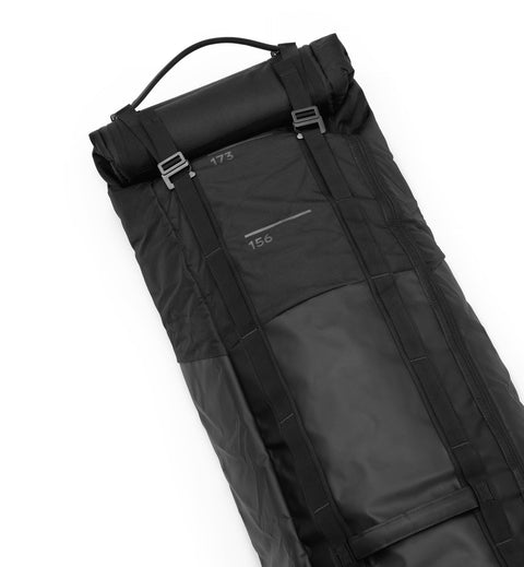 Dbの大容量トラベルバッグ「スノー ローラー プロ 127L」メイン画像。スキーやスノーボードの持ち運びに便利な、長さ調節可能なキャスター付きケース。
