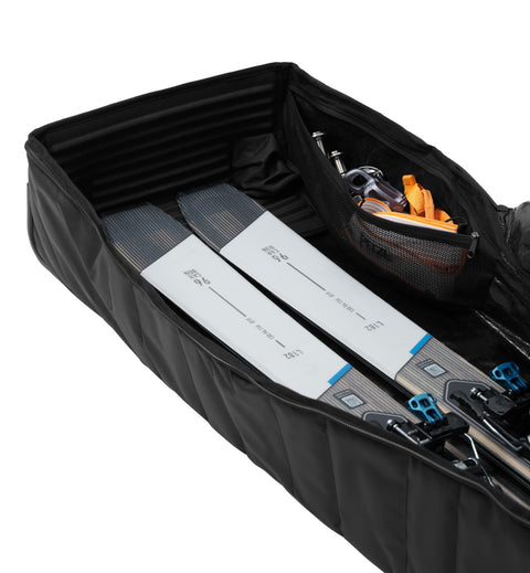 Dbの大容量トラベルバッグ「スノー ローラー プロ 127L」収納画像。スキーやスノーボードの持ち運びに便利な、長さ調節可能なキャスター付きケース。
