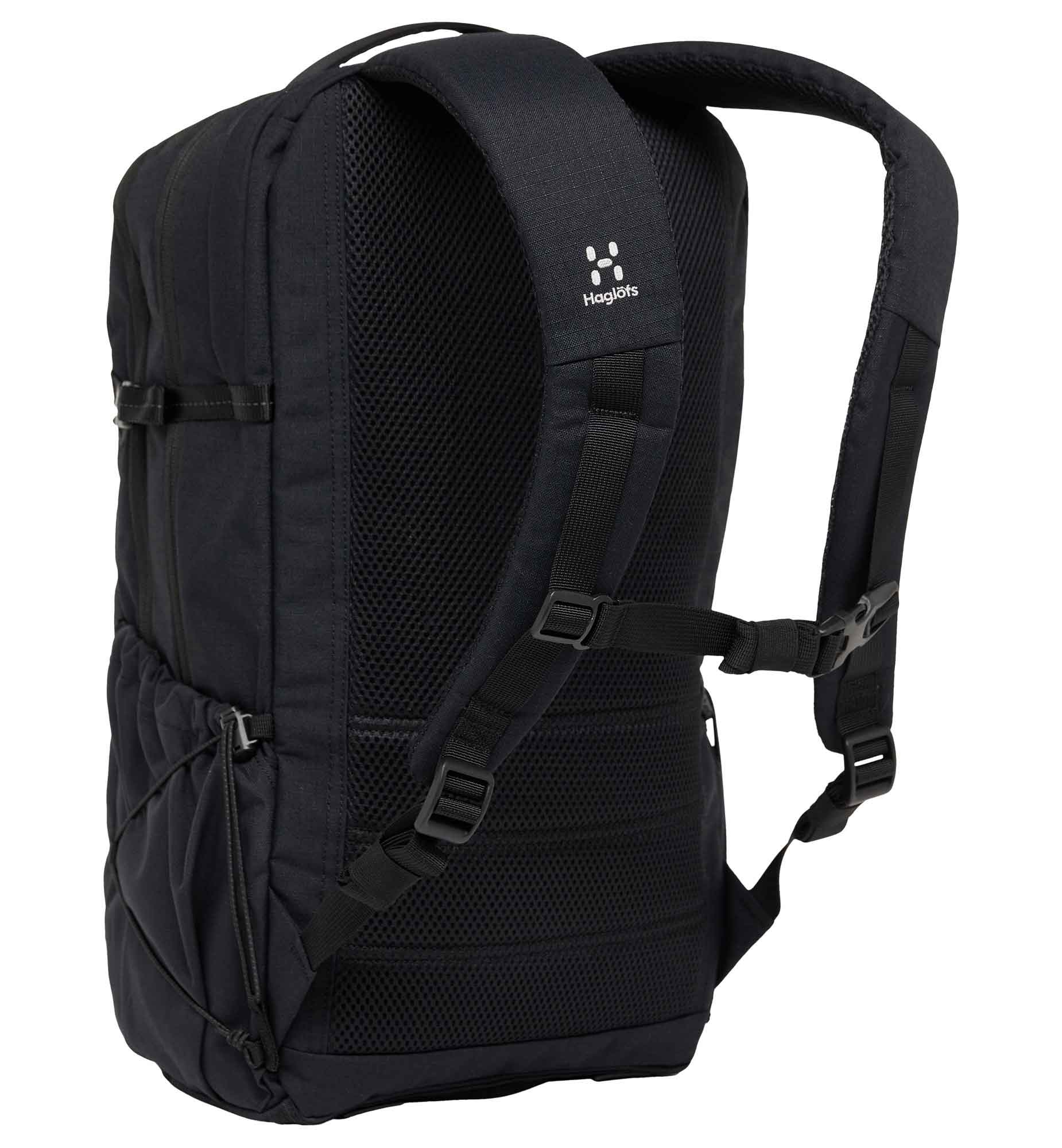 ホグロフスのバックパック「ヤーベ マルチ 28」の背面画像。長時間の登山や旅行でも疲れにくい快適なパッド入りショルダーストラップと、背中への負担を軽減する構造が確認できます。
