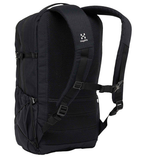 ホグロフスのバックパック「ヤーベ マルチ 28」の背面画像。長時間の登山や旅行でも疲れにくい快適なパッド入りショルダーストラップと、背中への負担を軽減する構造が確認できます。
