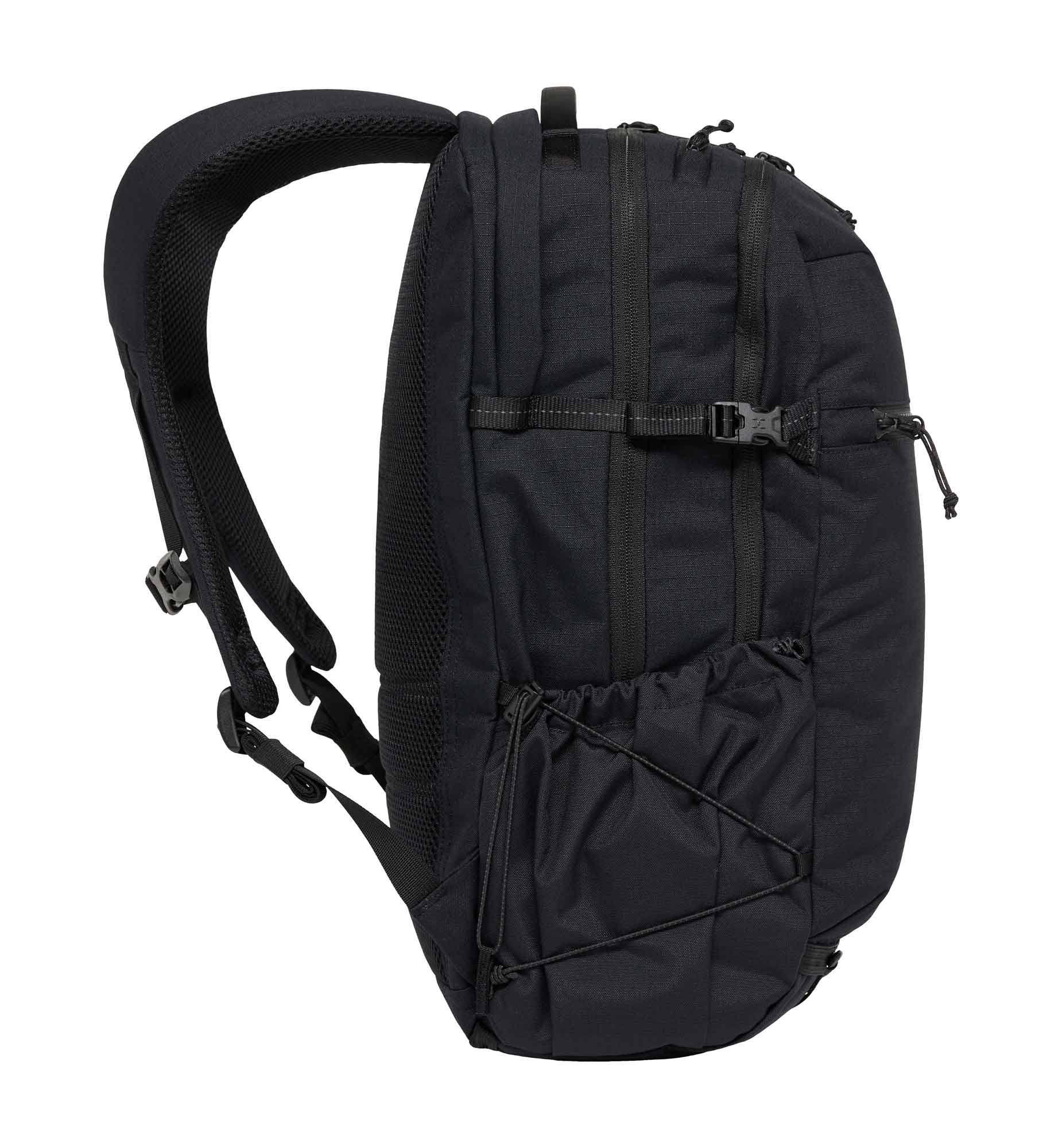 ホグロフス「ヤーベ マルチ 28」の側面画像。28Lの容量を支えるマチの広さと、水筒や三脚が収納できる伸縮性のあるサイドメッシュポケット、ギアアタッチメントの様子が確認できます。