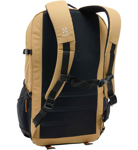 ホグロフスのバックパック「ヤーベ マルチ 28」の背面画像。長時間の登山や旅行でも疲れにくい快適なパッド入りショルダーストラップと、背中への負担を軽減する構造が確認できます。

