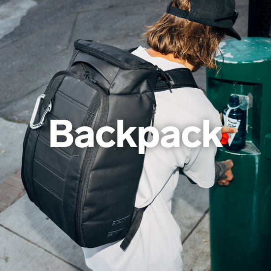 「Db(ディービー) Hugger Backpackのメインジュアル。スポーツや旅行、日常使いまで幅広く対応する、アクティブな大人の男女に人気のスタイリッシュなバックパックです