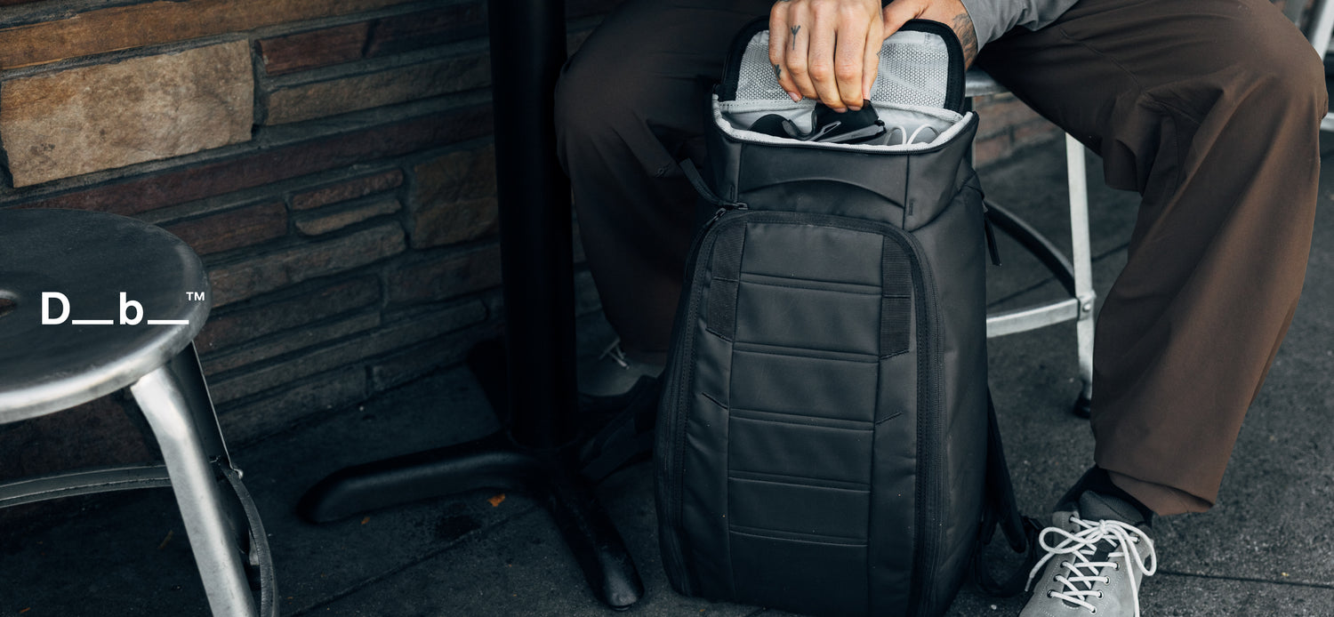 「Db(ディービー) Hugger Backpackのメインジュアル。スポーツや旅行、日常使いまで幅広く対応する、アクティブな大人の男女に人気のスタイリッシュなバックパックです
