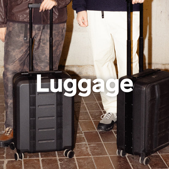 bの大型スーツケース「Ramverk Pro Check-in Luggage Large」のメインビジュアル。スポーツや長期旅行に最適な、耐久性の高いスタイリッシュなデザインです。
