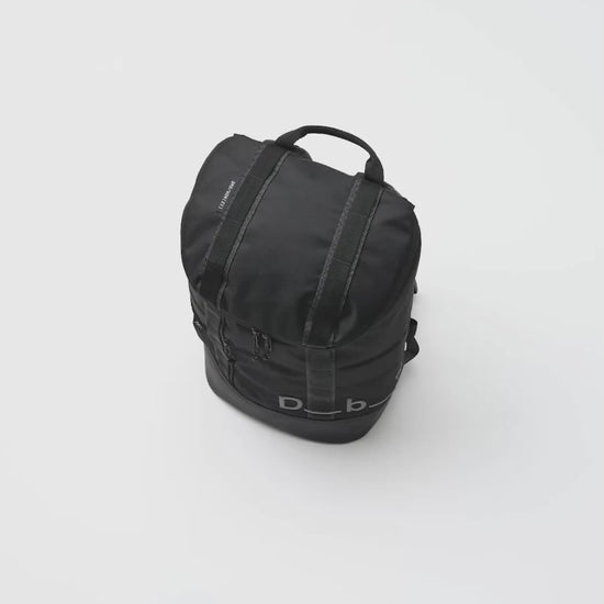 Db Hauler Backpack 25L バックパックの動画。旅行やスポーツなどアクティブなシーンに最適な、スタイリッシュで多機能なバックパックです。色はBlack Out