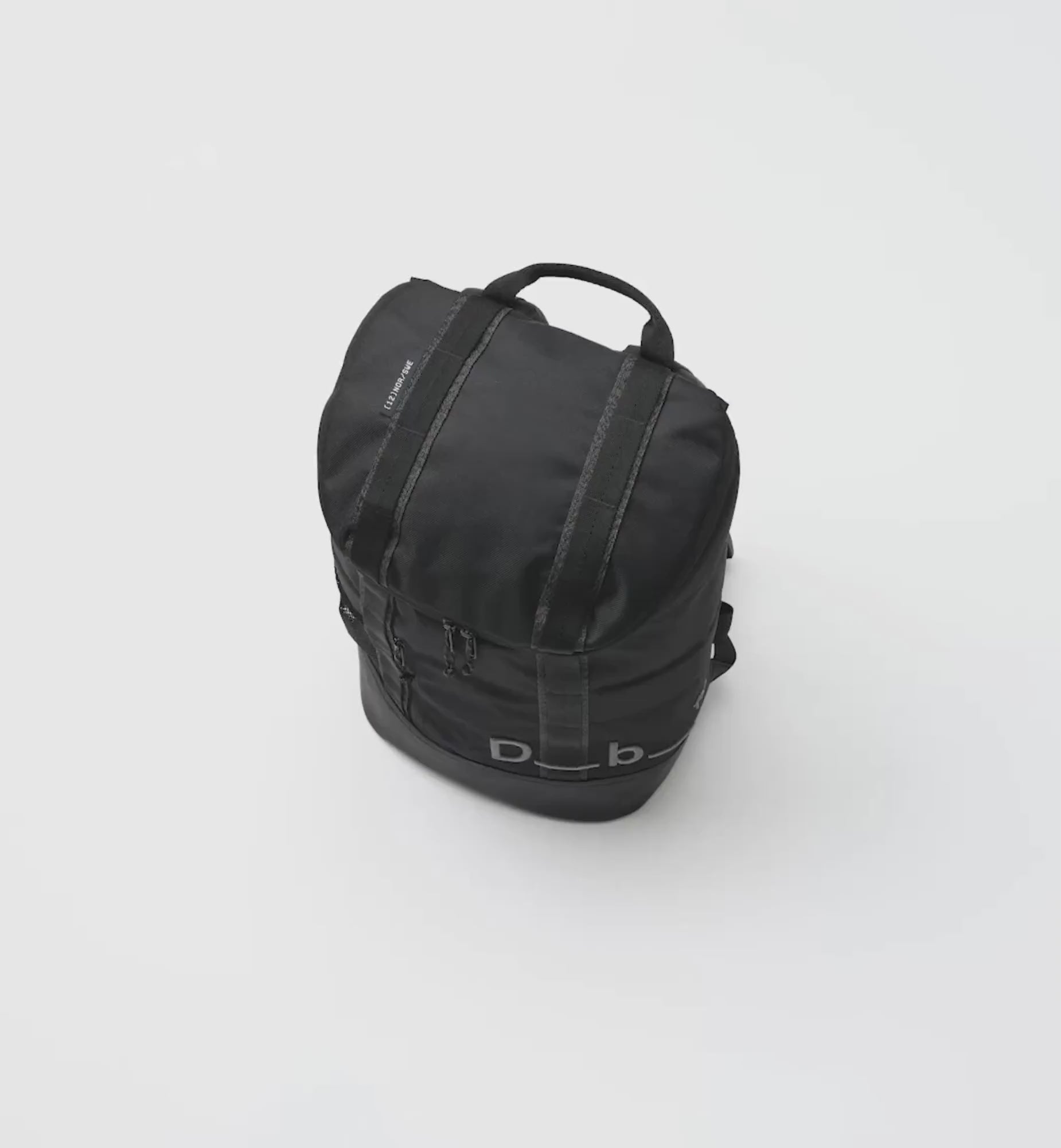 Db Hauler Backpack 25L バックパックの動画。旅行やスポーツなどアクティブなシーンに最適な、スタイリッシュで多機能なバックパックです。色はBlack Out
