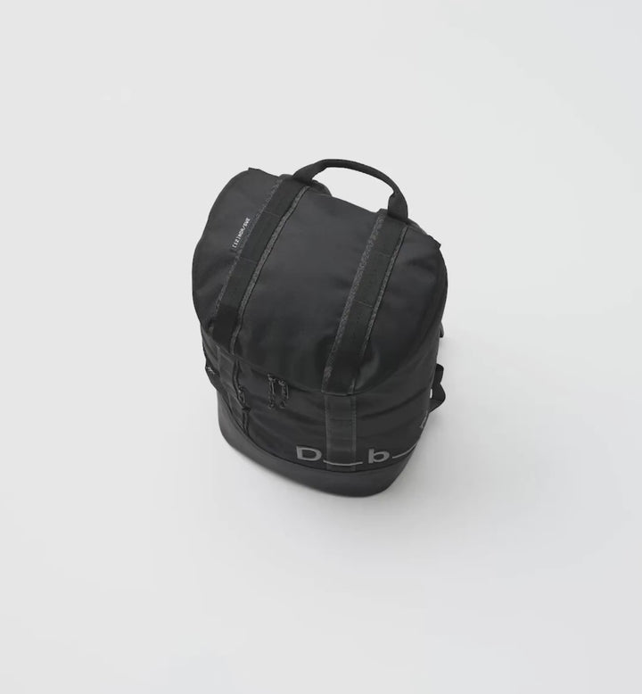 Db Hauler Backpack 25L バックパックの動画。旅行やスポーツなどアクティブなシーンに最適な、スタイリッシュで多機能なバックパックです。色はBlack Out